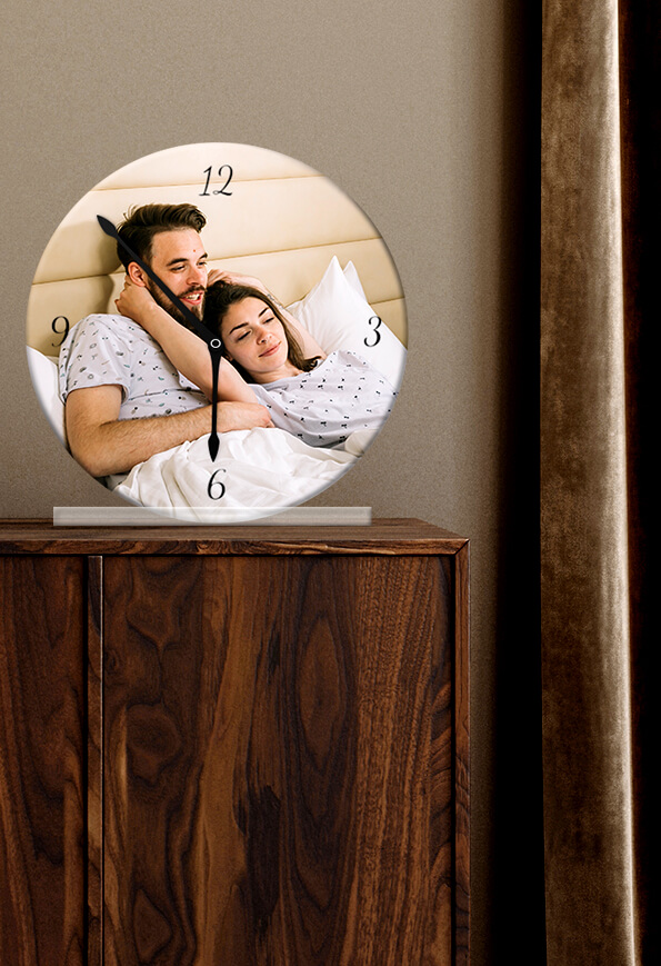 Couple photo printed on desk clock
